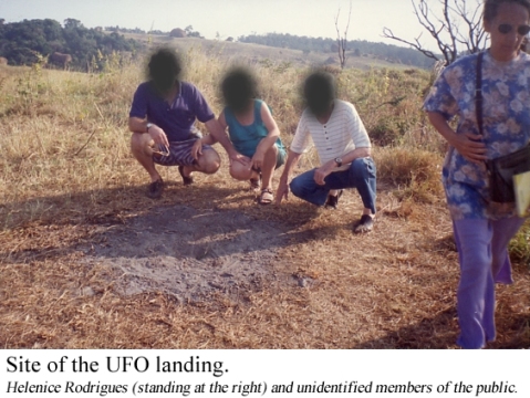 Local da aterrizagem do OVNI, com Helenice Rodrigues (de pé à direita na foto) e membros anônimos do público.